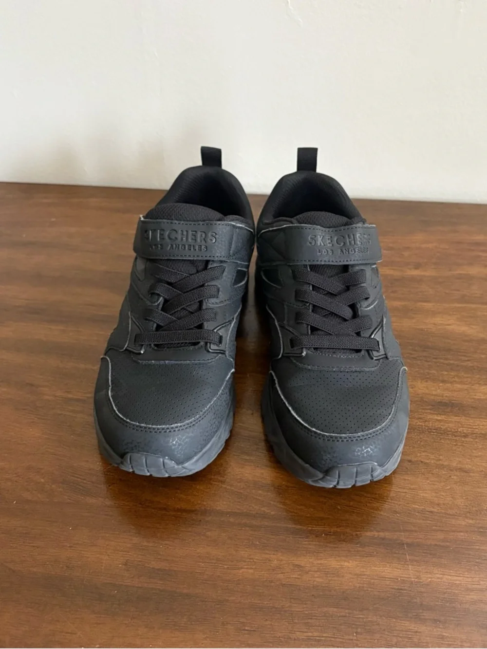 Skechers all black